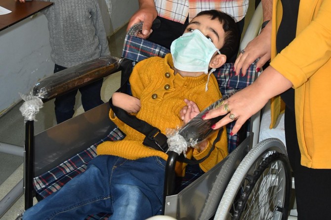 Engelli çocuğa tekerlekli sandalye yardımı