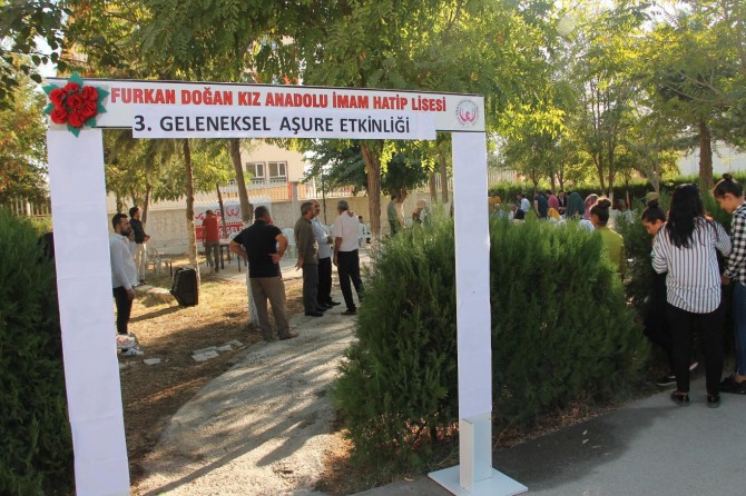 Kız imam hatip lisesinde aşure programı