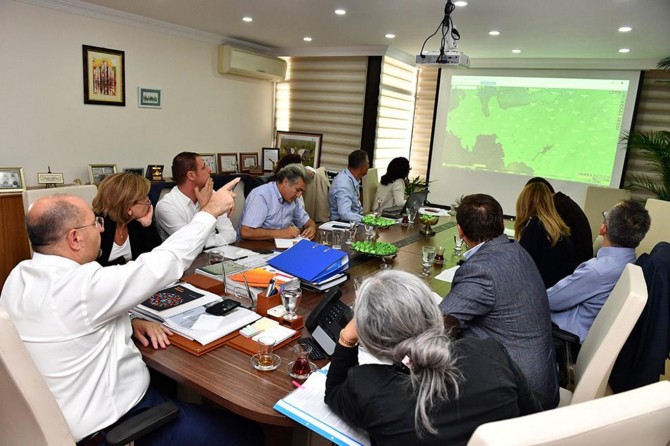 İzmir'de fırtınaya karşı kriz masası oluşturuldu