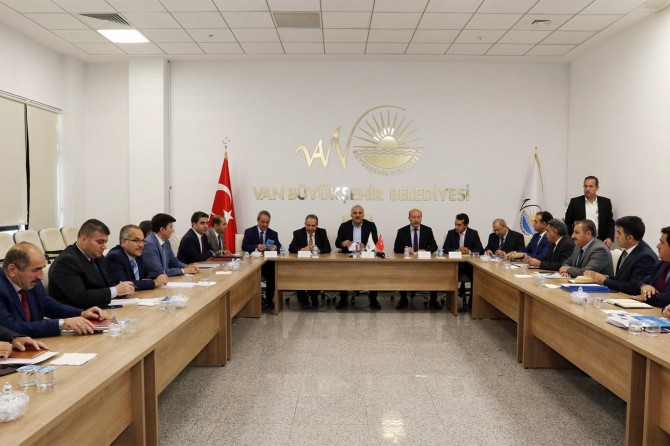 Vali Zorluoğlu, belediye bürokratlarıyla bir araya geldi