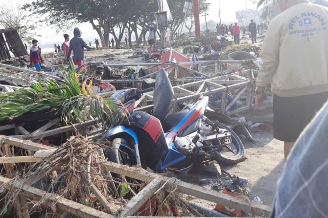 Endonezya'da deprem ve tsunami: Yaklaşık 400 ölü