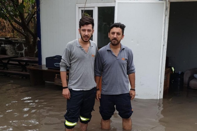İzmir'de sağanak yağış hayatı olumsuz etkiledi