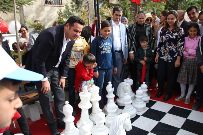 Dünya Çocuk Günü’nde çocuklara park hediyesi