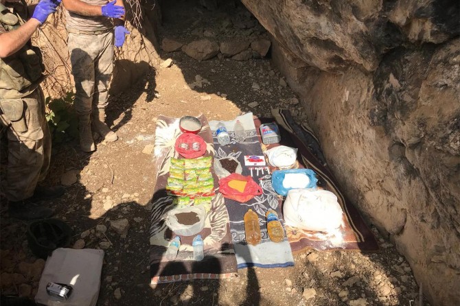 Siirt Eruh'ta PKK’ye ait yaşam malzemeleri ele geçirildi
