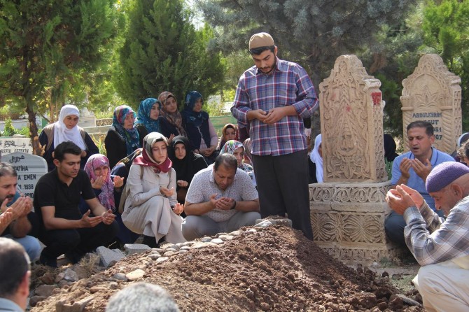 Acılı anne evlatlarına hasret ebediyete uğurlandı
