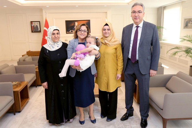 Engelli küçük kız ameliyat olabilecek