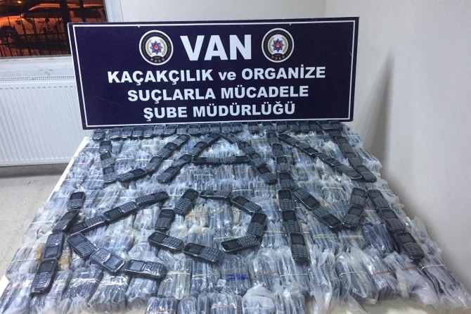 Van’da park halindeki araçta kaçak cep telefonları ele geçirildi