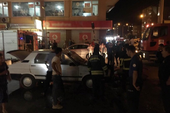 Mardin Kızıltepe'de ışıkta bekleyen otomobil bir anda alev adı