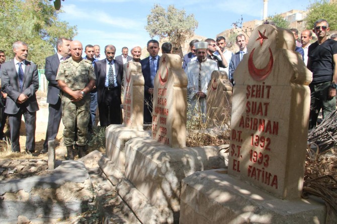 PKK’nin katlettiği köylüler kabirleri başında anıldı