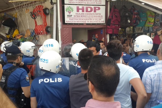 Batman’da izinsiz basın açıklamasına polis müdahalesi: 2 gözaltı