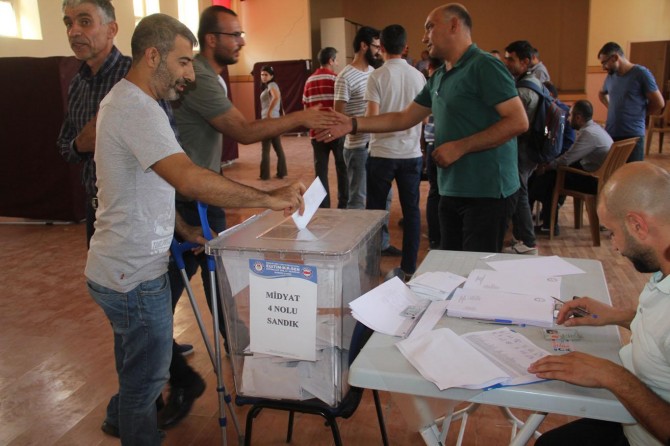 Midyat Eğitim-Bir-Sen'de mevcut başkan güven tazeledi