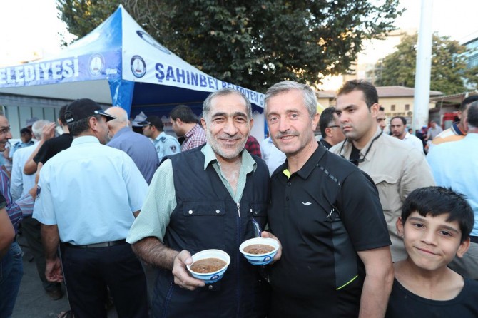 Gaziantep’te vatandaşlara aşure ikram edildi