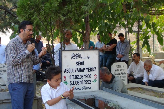 Şehit öğretmen Abdulvahap Yersiz kabri başında anıldı
