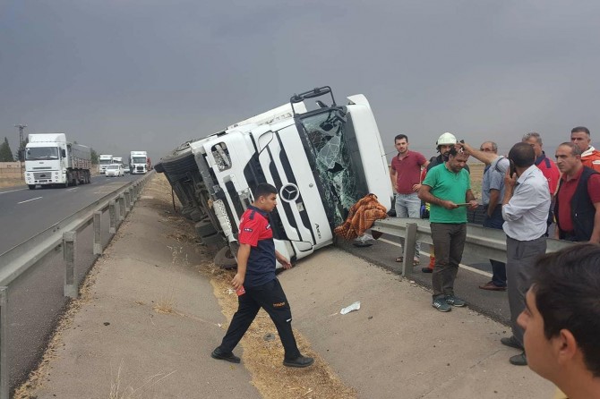 Kızıltepe-Viranşehir Karayolunda devrilen TIR'ın sürücüsü hayatını kaybetti