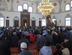 Cuma namazları düğün salonunda kılınıyor