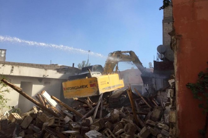 Kentsel dönüşüm kapsamında anlaşma sağlanan yapılar yıkılıyor