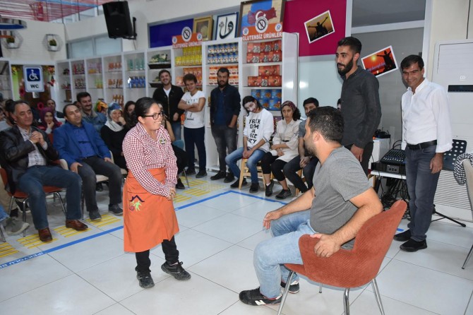 Engelsiz Kafe’de engelsiz tiyatro