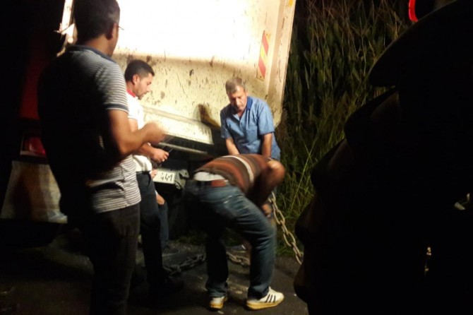 Kamyon servise çarptı: 2 öğrenci yaralandı