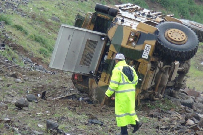 Şırnak'ta askeri araç devrildi: 12 yaralı