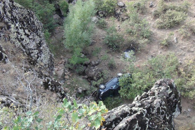 ​Bingöl’de 100 metrelik uçuruma yuvarlanan araçtan sağ kurtuldu