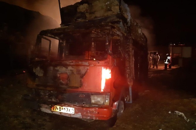 Saman yüklü kamyonlar yandı