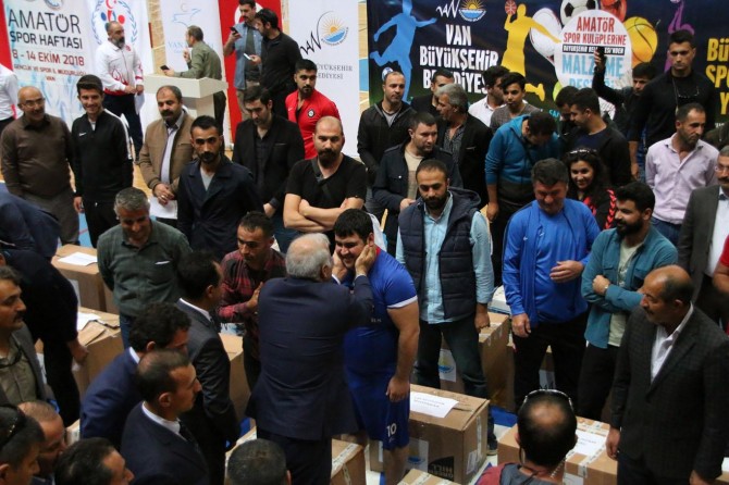 Van Büyükşehirden sporkulüplerine malzeme desteği