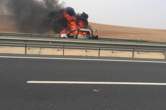 Seyir halindeki otomobil alev aldı