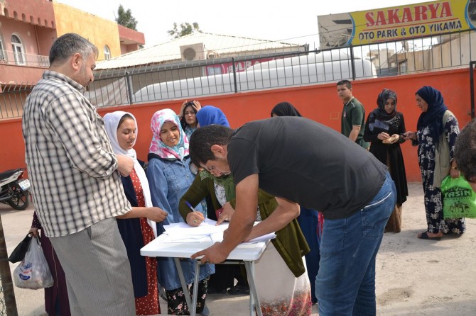 Veliler ikili eğitim için imza kampanyası başlattı