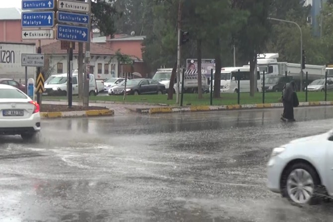 Vatandaşlar yağmura hazırlıksız yakalandı