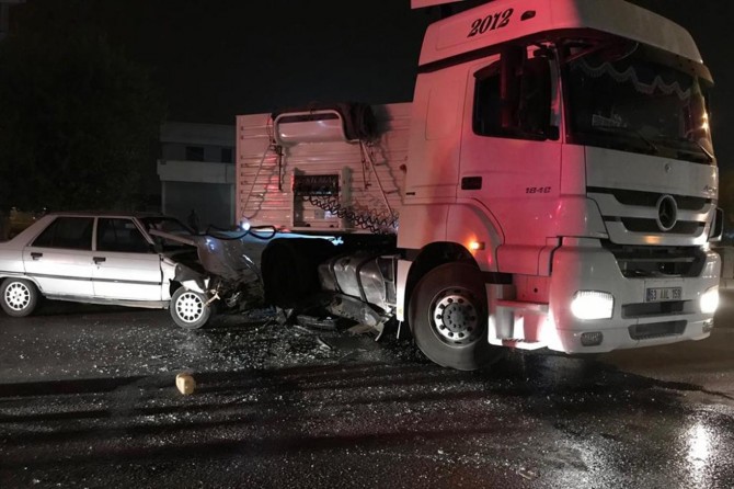 Şanlıurfa-Akçakale Karayolu’nda otomobil TIR’a çarptı: 3 ölü 2 yaralı