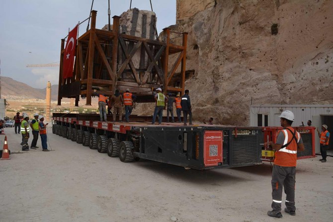 Tarihi kale kapısının ikinci parçası da taşındı