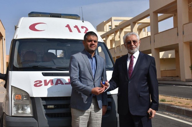 Sağlık eğitimi alan öğrencilere ambulans hibe edildi