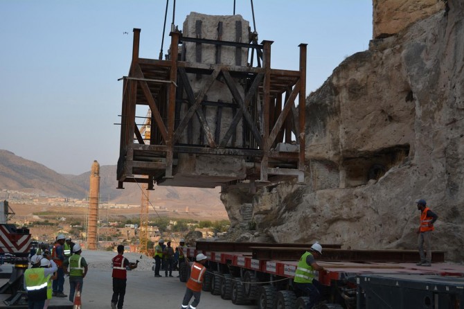 ​Tarihi kale kapısının üçüncü parçası geçici depo sahasına taşındı
