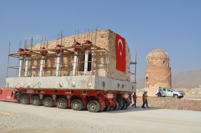 İmam Abdullah Zaviyesi'nin eyvan kısmı da taşındı