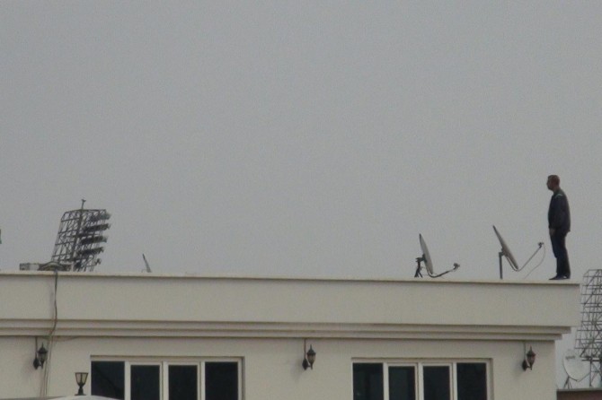 Çatıda havaya ateş açan eski uzman çavuş ikna edilerek indirildi