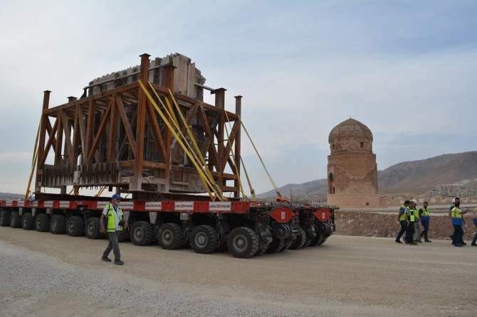 Hasankeyf Kalesi Orta Kapısı'nın üçüncü parçası yeni yerine taşındı