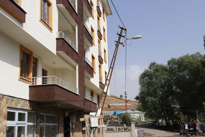 Tehlike saçan elektrik direnin kaldırılmamasına tepki