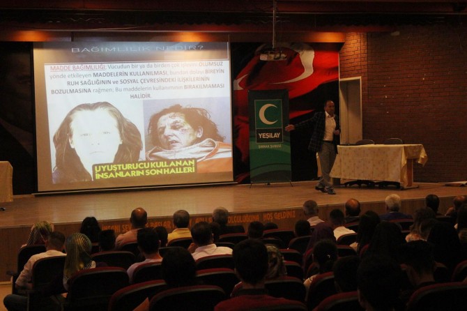Silopi'de öğrencilere bağımlı olma özgür ol semineri verildi