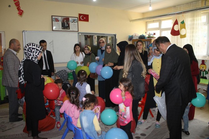 Üniversite öğrencilerinden köy okuluna yardım