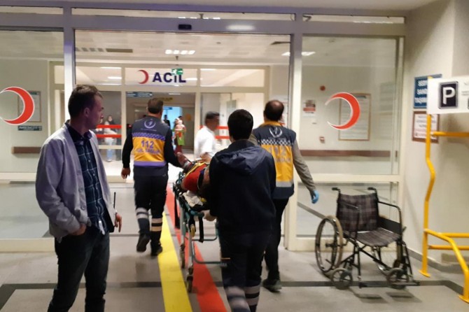 ​Mıcıra kapılan otomobil uçuruma yuvarlandı: 4 yaralı