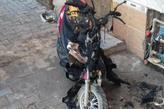 Nusaybin'de park halindeki elektrikli motosiklet alev aldı