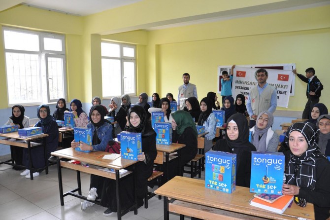 Yetim ve muhtaçlara kitap yardımı