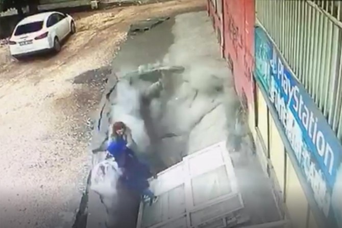 The moment of collapse of the pavement recorded by CCTV