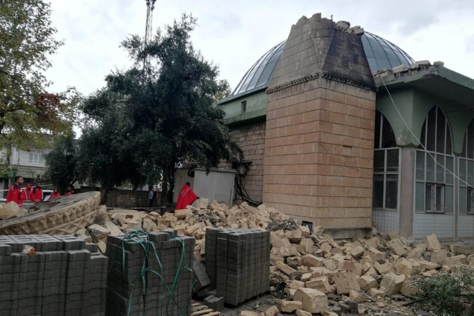 ​Adıyaman'da şiddetli rüzgar minareyi yıktı