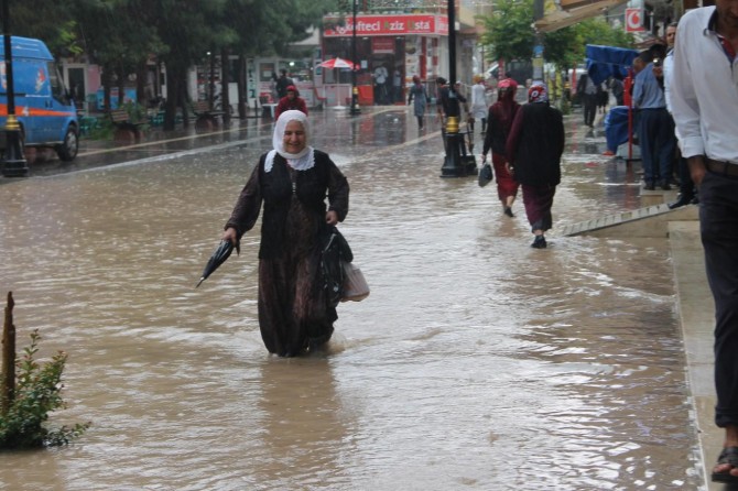 Mardin Kızıltepe'de aşırı yağış sele dönüştü