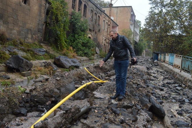 Sağanak yağış yolları ve altyapıyı kullanmaz hale getirdi