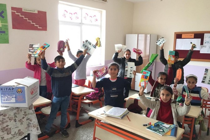 Köy okuluna kütüphane bağışı