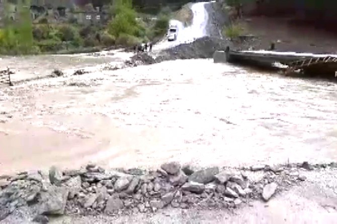 Bitlis deresi taştı köy yolları kapandı