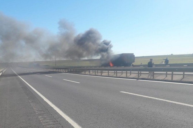 Viranşehir-Şanlıurfa Karayolunda seyir halindeki TIR alev aldı