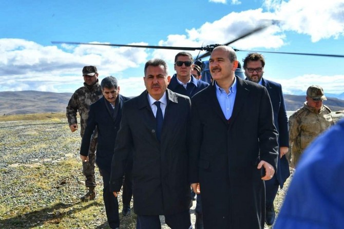 Bakan Soylu sınır duvarını denetledi